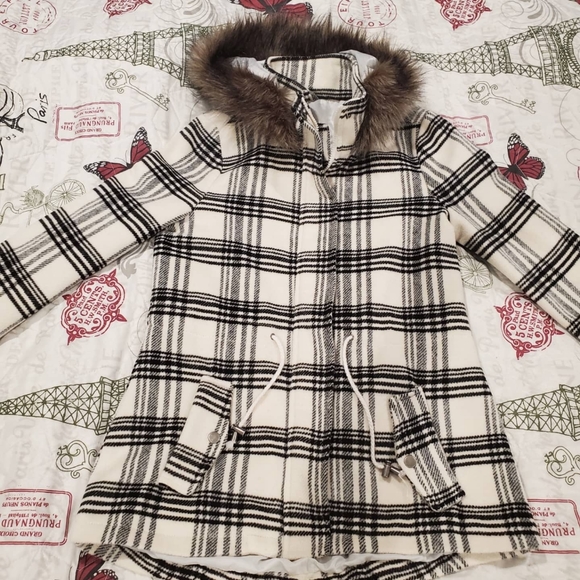 Woman's Coat Size Small - Picture 7 of 9